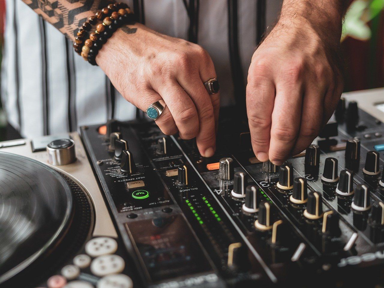 Zdobądź niezbędne umiejętności DJ'a: Wartość kursów DJ'skich i studyjnych